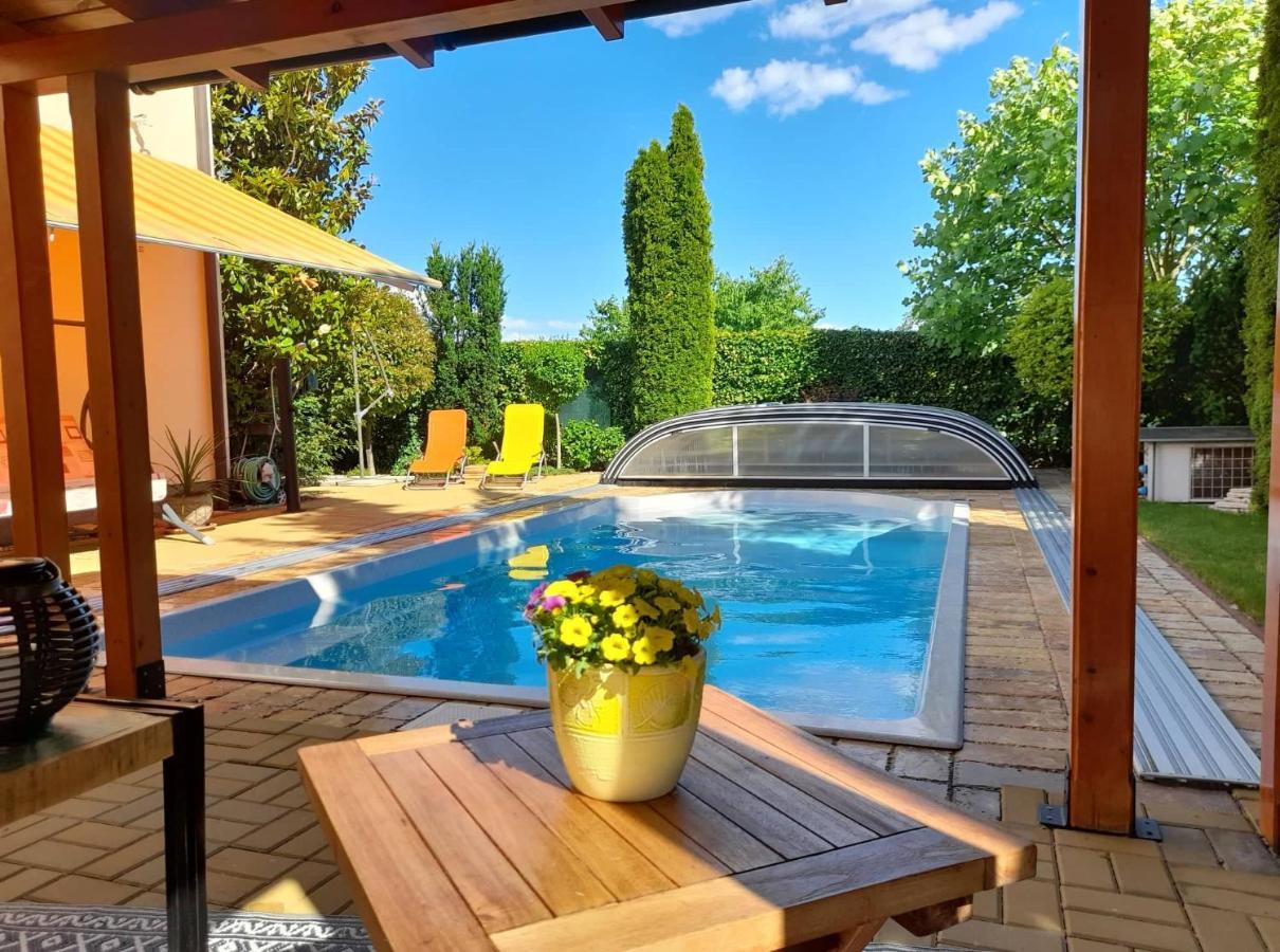 Vinosady Canadian Style House With 3D Effect Pool المظهر الخارجي الصورة